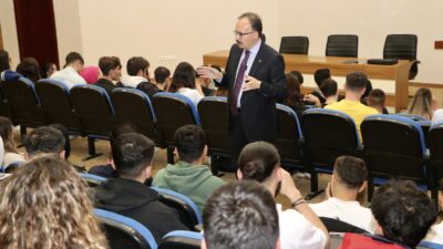 Siirt Valisi Dr. Kemal Kızılkaya, Siirt Üniversitesi Spor Yöneticiliği Bölümü Dersine Misafir Öğretim Görevlisi Olarak Katıldı Siirt Valisi Dr. Kemal Kızılkaya Siirt Üniversitesi ‘Beden Eğitimi ve