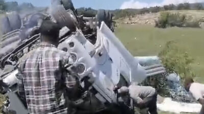 Siirt’te Tır Şarampole Yuvarlandı! 1 Ölü, 1 Yaralı Siirt’te sürücünün direksiyon hakimiyetini kaybetmesi sonucu Tır’da bulunan 2 kişiden