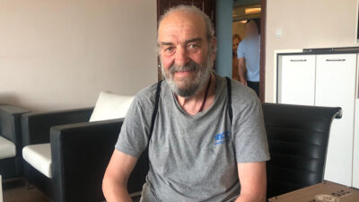 Barış Gönüllüsü Arın İl İl Dolaşıp İmza Topluyor Kendisini dünya barışını sağlamaya adayan Ali Nezihi Arın adlı vatandaş