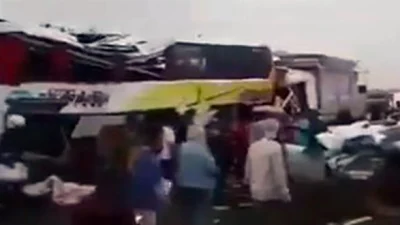 Tarsus-Adana-Gaziantep Otoyolu'nun Yenice mevkisinde, aralarında şehirler arası yolcu otobüsü ile