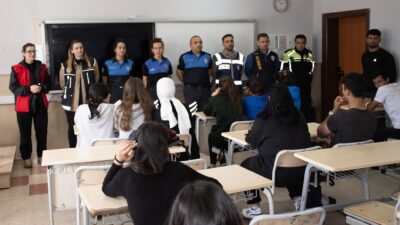 Siirt Emniyet Müdürlüğü gençlere yönelik bilgilendirme çalışmaları yapıyor.