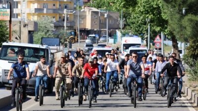 Siirt Kurtalan’da Gençlik Haftası Coşkusu: Kaymakam Serin Gençlerle Pedal Çevirdi Siirt'in Kurtalan ilçesinde Gençlik Haftası kutlamaları devam ediyor.