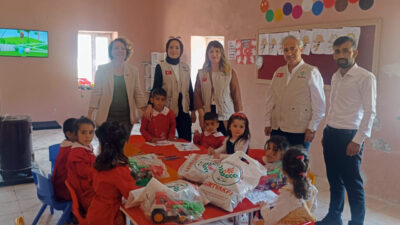 Siirt Vakfı’ndan Eruh Köy Okuluna Yardım! Küçük Yüzlerde Büyük Tebessümler Merkezi İstanbul’da olan Siirt Vakıfından köy okuluna yardım yapıldı.
