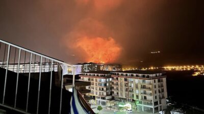 Siirt Havalimanı Yakınında Bulunan Tuzkuyusu Köyünde Büyük Yangın Siirt merkeze bağlı Tuzkuyusu köyünde çıkan yangın büyük panik yarattı.