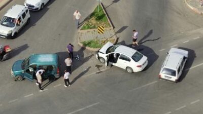 Siirt’te Barden Otel Kavşağında Maddi Hasarlı Kaza Siirt’te meydana gelen kazada yaralanan olmazlar araçlarda maddi hasar oluştu.