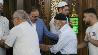 Siirt Valisi Kızılkaya, Bayram Namazı Sonrasında Halkla Bayramlaştı Siirt Valisi Dr. Kemal Kızılkaya, Bayram Namazı sonrasında halkla bayramlaştı.