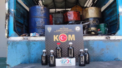 Siirt’te Kaçak Akaryakıt Operasyonu! 1660 Litre Ele Geçirildi Siirt'te bir kamyonette kaçak akaryakıt ele geçirilidi.