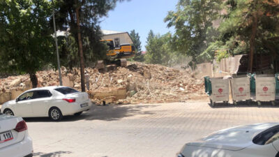 Siirt’te Yarım Asırlık Bina Yıktırıldı Yarım asrı aşan bir süre ile hizmet veren binanın yıktırılması