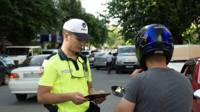 Siirt Emniyet Müdürlüğü'ne bağlı polis ekipleri, vatandaşların yol güvenliği için