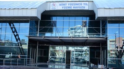 Siirtli Gençler Kapalı Yüzme Havuzunun Açılmasını İstiyor Aşırı sıcaklar bunaltmaya başladı. Vatandaşlar ve özellikle gençler bu aşırı