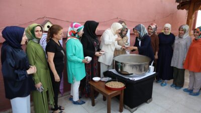 Ulus Mahallesinde bulunan Aile Destek Merkezinde gelenek bozulmadı ve aşure