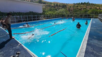 Pervarili Gençlerin Keyfi Yerinde! Yüzme Havuzu Hizmete Girdi Pervari yüzme havuzuna kavuştu.Birkaç yıldan beri atıl durumda olan portatif