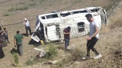 Batman-Diyarbakır yolu Salât Kavşağı'nda minibüs ve kamyonetin çarpışması sonucu meydana