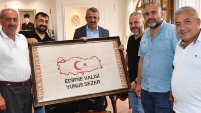 Edirne Siirtliler Yardımlaşma Dayanışma ve Eğitim Derneği’nden Vali Sezer’e Siirt Günleri Anısına Ziyaret Edirne Siirtliler Yardımlaşma Dayanışma ve Eğitim Derneği yönetim kurulu üyeleri,
