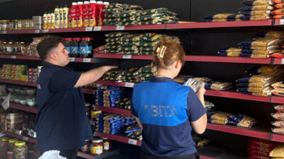 Siirt Belediyesi Zabıta Müdürlüğü ekipleri, kent merkezindeki marketlerde geniş çaplı