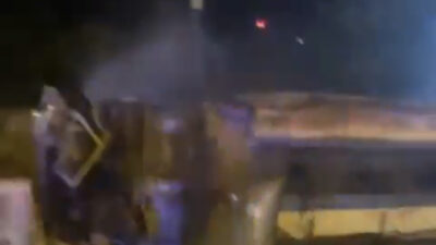 Siirt’te Belediyeye Ait Arazöz Lokantanın Duvarına Çarptı, 1’i Ağır 2 Yaralı Siirt’te Kezer Köprüsü mevkiinde meydana gelen kazada, Siirt Belediyesi’ne ait