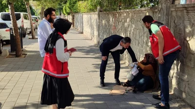 Dilenen Kadının İmdadına İl Müdürü Sidar Yetişti Siirt’te cadde ve sokaklarda dilenen kadının imdadına Aile ve Sosyal