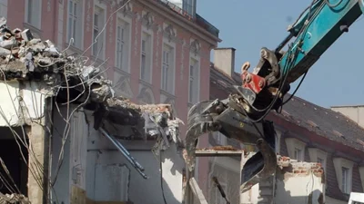 Siirt’te Depreme Dayanıksız Okulların Yıkımı Sürüyor! İki Yeni Okul Daha Yıktırılacak Siirt’te kullanım ömrünü tamamlamış veya depreme dayanıklı olmadığı tespit edilen