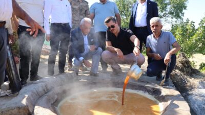 Siirt’te Üzüm Pekmezi Üretimi Başladı Siirt'in Kurtalan ilçesinde pekmez yapımının başlaması nedeniyle bir etkinlik düzenlendi.