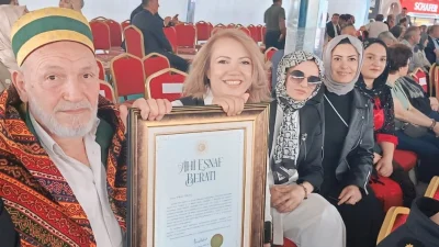 Siirt'te yılın ahisi seçilen ayakkabı tamircisi Beşir Özkılıç'a Kırşehir’de düzenlenen