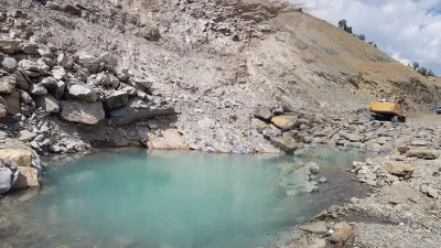 Siirt'in Pervari ilçesinde bulunan kaplıca yolu yapılıyor ve çevre düzenlemesi