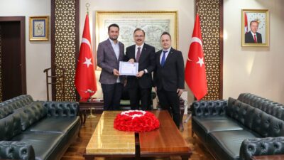 Siirt Valisi Dr. Kemal Kızılkaya, sedye üzerinde yaptığı müdahale ile