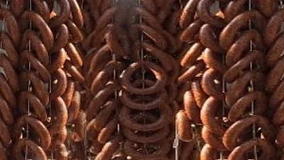 Siirt’in meşhur sucuğunda yeni sezon başladı. Birçok kasap sucuk imalatına