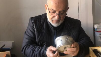 Siirtli Suat Parlak, on yaşında iken babasının yanında başladığı saat