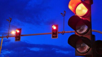 İlimizde bulunan trafik ışıklarının düzenli çalışmaması nedeniyle kazaları önleyip, trafik