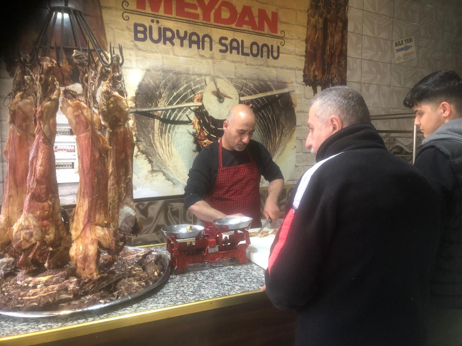 Büryanda Rekabet! Meydan Büryandan Yılbaşı Kampanyası Siirt’e nefis bir tada sahip olan büryanda rekabet devam ediyor.