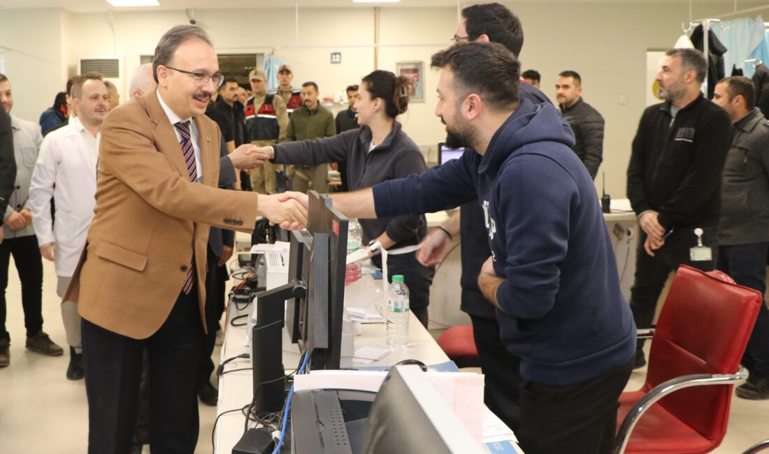 Siirt Valisi Dr. Kemal Kızılkaya, yılın ilk saatlerinde kentteki güvenlik