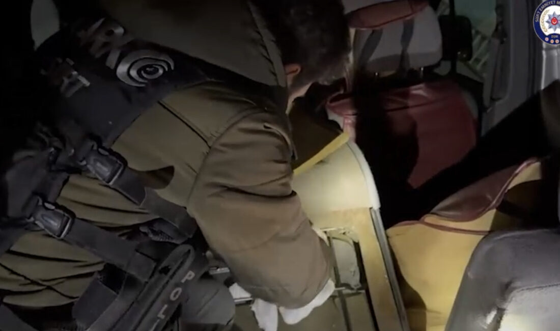 Siirt’te Durdurulan Araçta 8 Kilo 400 Gram Uyuşturucu Ele Geçirildi: 2 Tutuklama Siirt Valiliği İl Emniyet Müdürlüğü Narkotik Suçlarla Mücadele Şube Müdürlüğü