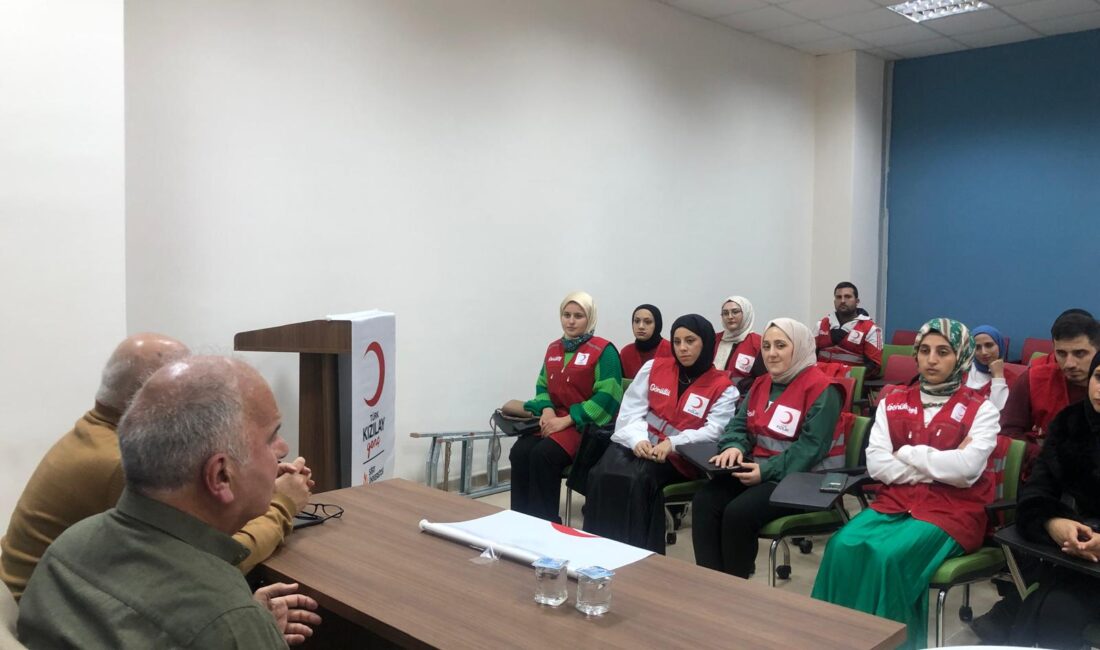 Gazeteci Yazar Mergen, “Her Yudumda Bir Hikaye” Söyleşisinde Üniversiteli Gençlerle Buluştu Gazeteci yazar Ayhan Mergen, üniversiteli gençlerle bir söyleşide bir araya