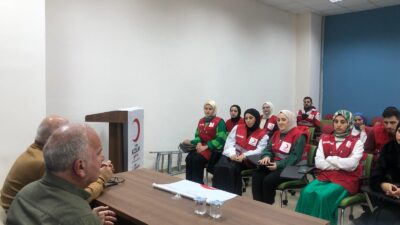 Gazeteci yazar Ayhan Mergen, üniversiteli gençlerle bir söyleşide bir araya