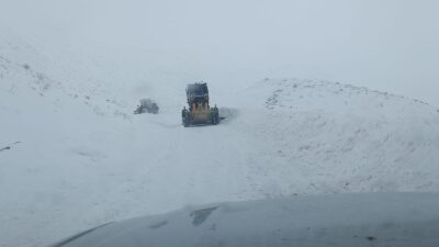 Yoğun kar yağışının etkisiyle kapanan yolların açılması, bölge halkının ulaşımını