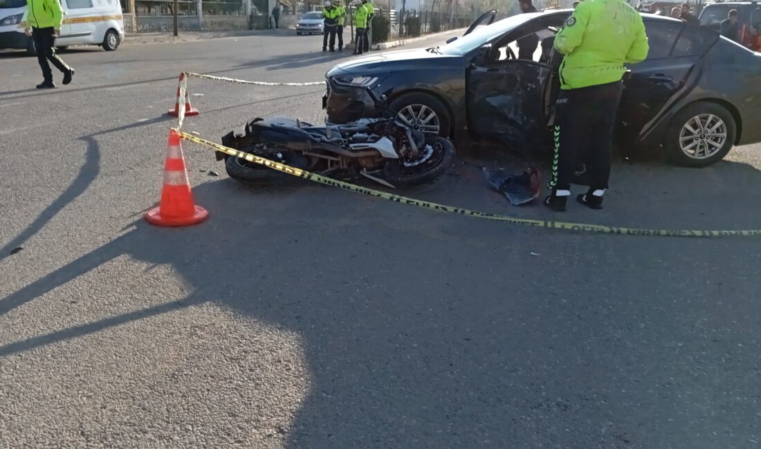 Siirt’te Motosiklet Kazası! Sürücünün Hayati Tehlikesi Var Siirt’in Barış Mahallesi’nde meydana gelen trafik kazasında, motosiklet ile bir