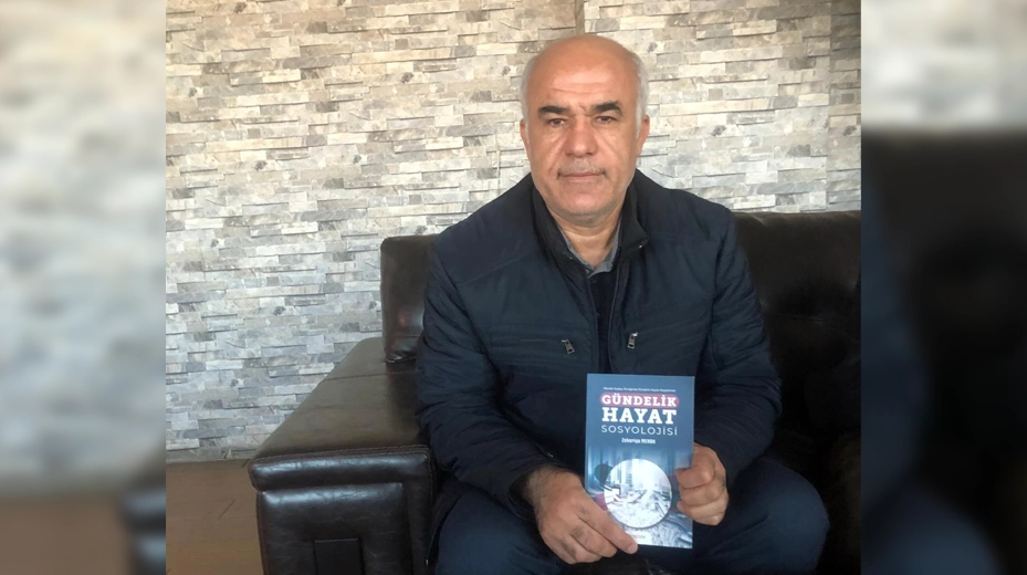 Siirtli Sosyolog Zekeriya Menak’tan Sosyolojik Teoriyle Harmanlanmış Bir Eser Hemşehrimiz Siirt Üniversitesi Öğretim Görevlisi Sosyolog Zekeriya Menak ikinci kitabı