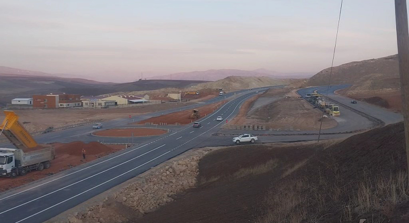 Siirt-Kurtalan Duble Yolu Nihayet Tamamlandı Dönemin Valisi Nuri Okutan (2003 yılı) döneminde yapımına sessiz bir