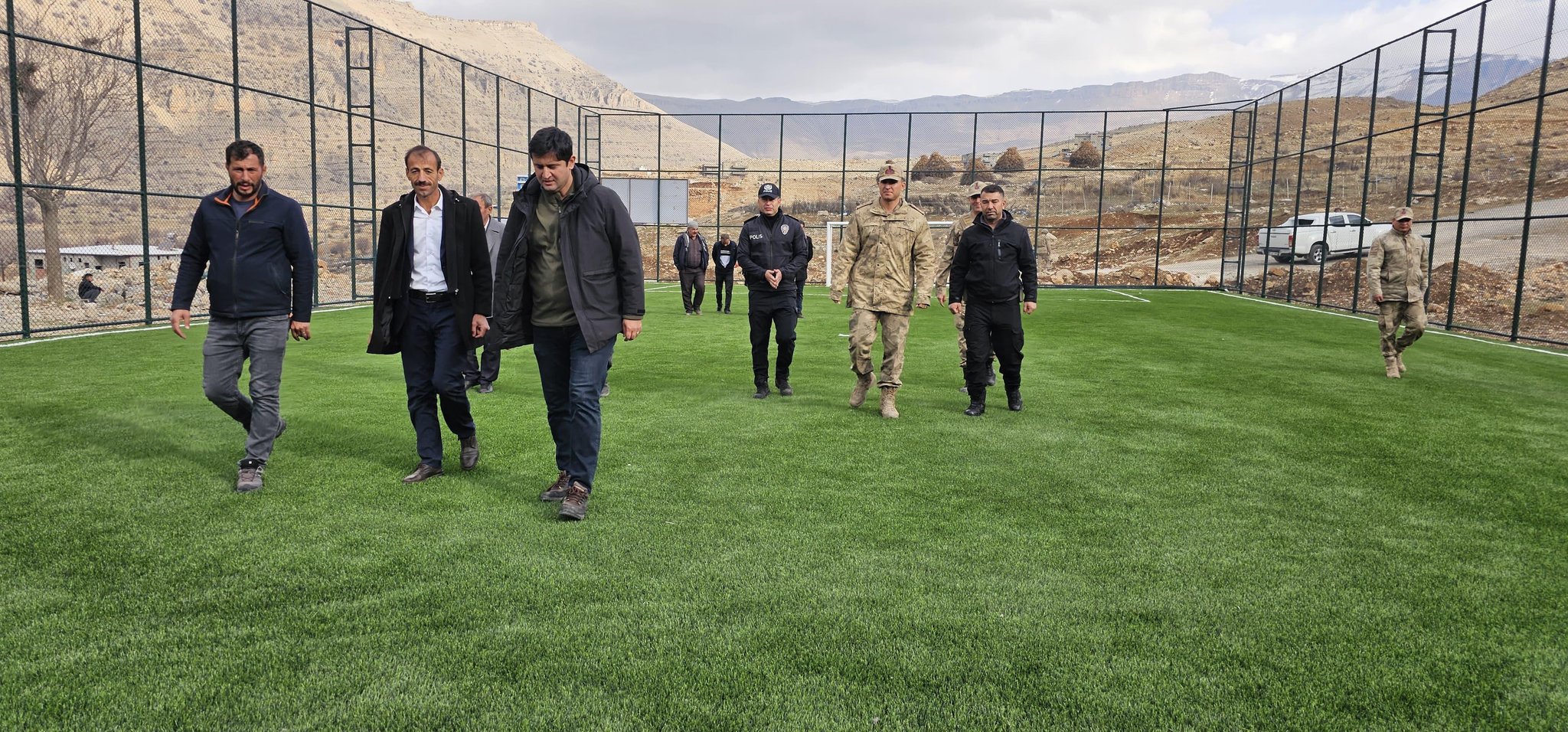 Siirt’in Eruh İlçesi Herekol Dağı’nın Eteklerindeki Okçular Köyüne Halı Saha Yapıldı Eruh’un ilçe merkezine en uzak köyü olan ve Herekol Dağı’nın