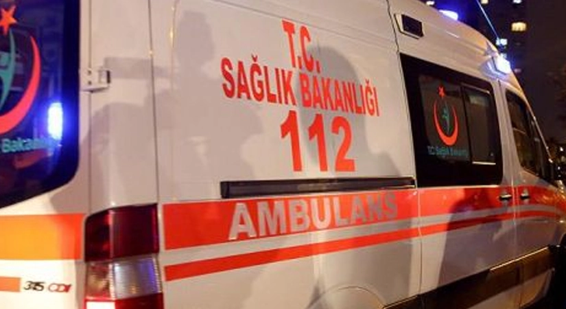 Siirt’te Karbondioksitten Zehirlenen 3 Kardeş Diyarbakır’a Sevk Edildi Siirt'te Barış mahallesinde ikamet eden 3 kardeş kapalı alanda ısınmak