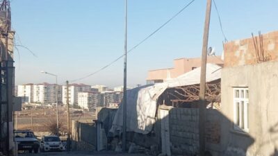 Afetevler Mahallesinde yola devrilen bir direğin kazaya yol açabileceğine yönelik