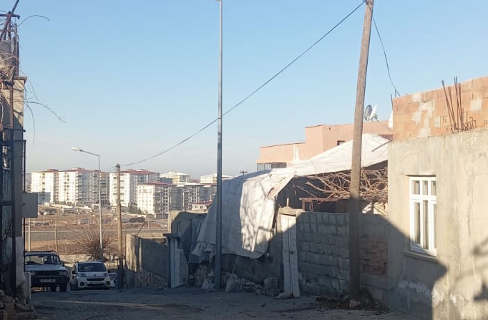 Haberimizin Ardından Vali Kızılkaya’nın Talimatıyla Devrilen Direkt Ortadan Kaldırılarak Tehlike Önlendi Afetevler Mahallesinde yola devrilen bir direğin kazaya yol açabileceğine yönelik