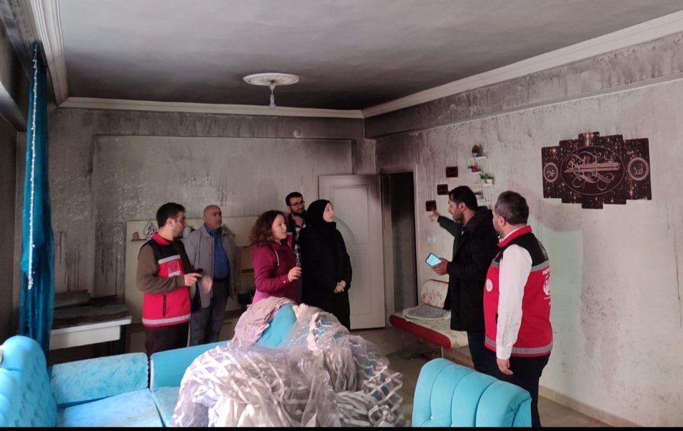 Siirt’te Yangın Mağduru Aileye Devlet Desteği Siirt’te evinde yangın çıkan vatandaşa devlet sahip çıktı.