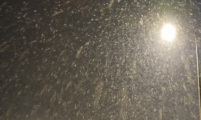 Siirt Merkezde 2025 Yılının İlk Karı Yağmaya Başladı Siirt Merkez, 2025 yılının ilk kar yağışıyla gece yarısı beyaza