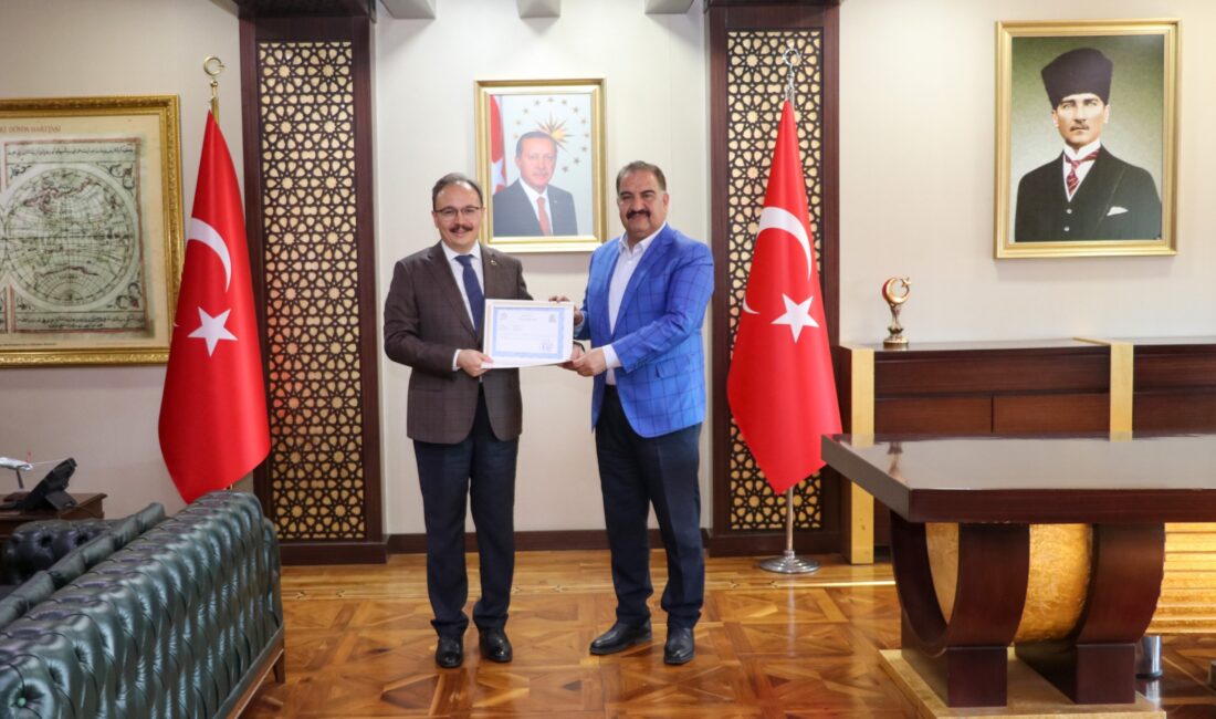 Vali Kızılkaya, Emekliye Ayrılan İl Özel İdare Genel Sekreteri Canpolat’ı Makamında Kabul Etti! Siirt Valisi Dr. Kemal Kızılkaya, emekliye ayrılan İl Özel İdare