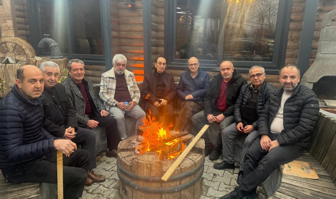 Bursa’da ki Siirtliler Buluştu Bursa’da yaşamlarını sürdüren hemşerilerimiz kelle paça ziyafetinde bir araya geldiler.