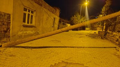 Siirt il merkezinde devrilen bir direk hem trafiği aksatıyor hem