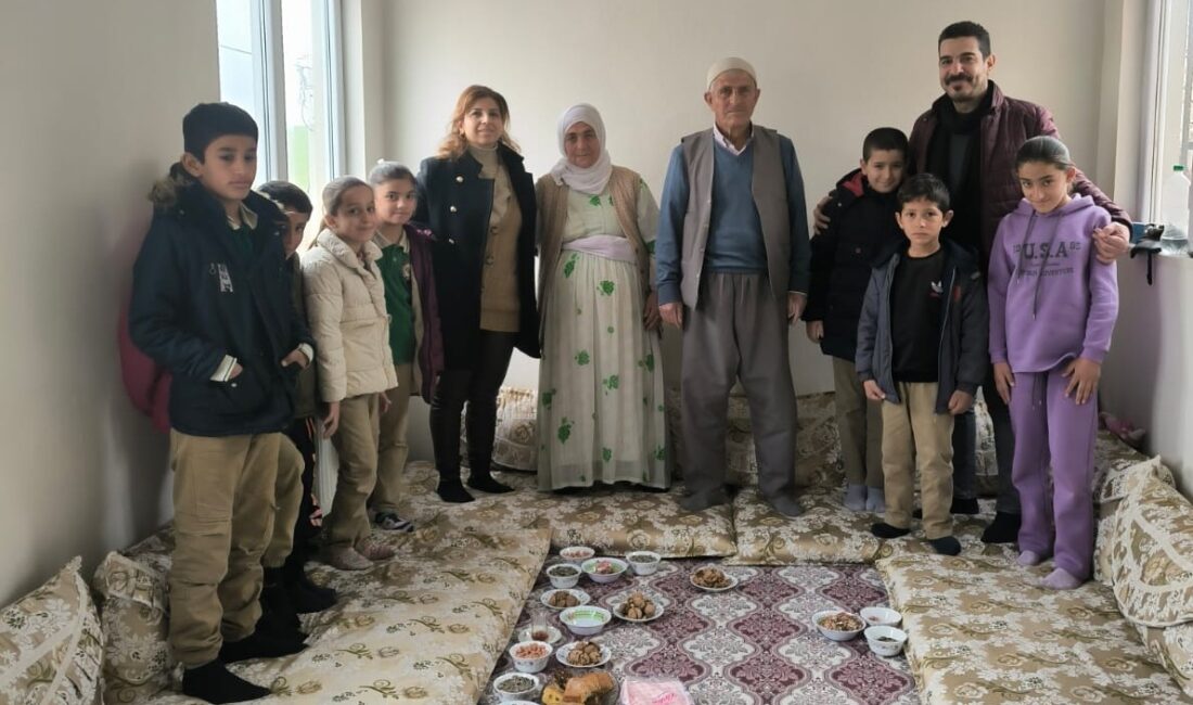 Adnan Menderes İlkokulu öğrencileri yaşlıların duasını aldılar.
