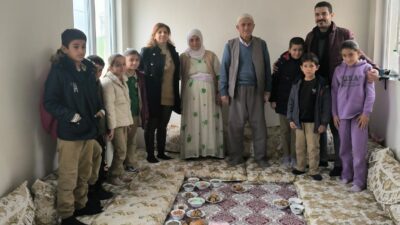 Adnan Menderes İlkokulu öğrencileri yaşlıların duasını aldılar.
