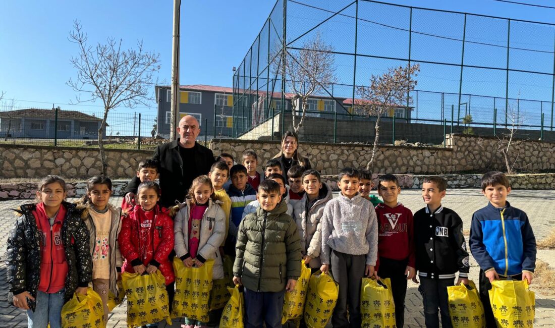 Yalova SİDER’den Gökçebağ’daki Öğrencilere Kırtasiye ve Giysi Desteği Yalova Siirtliler Yardımlaşma ve Dayanışma Derneği merkeze bağlı Gökçebağ beldesine